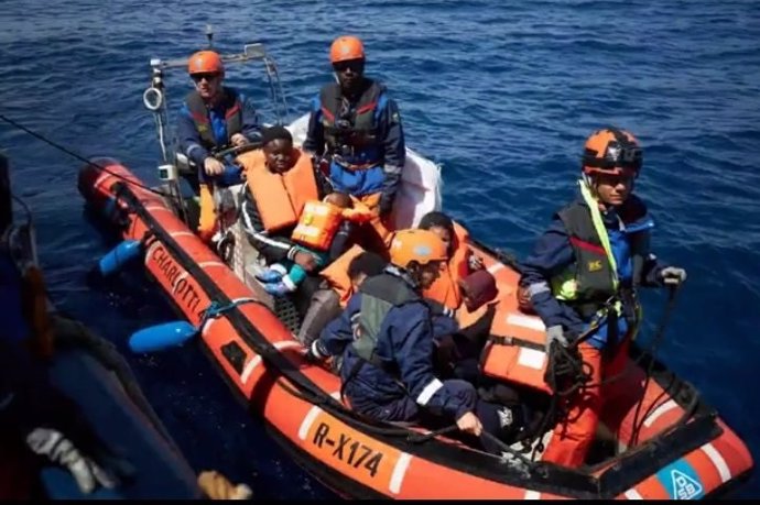 El barco de rescate 'Alan Kurdi' busca puerto seguro con 64 migrantes a bordo, entre ellos un niño y un bebé