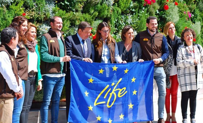 Córdoba.- Isabel Ambrosio y Luis Planas visitan la sede de Galpagro en Santa Cruz
