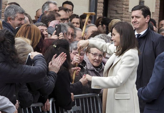 La Reina Letizia se da un baño de masas con un abrigo de cuando era princesa