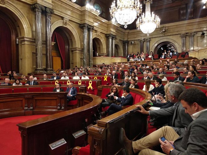AMP.- El Parlament no renuncia a la vía unilateral al independencia y rechaza un nuevo 155