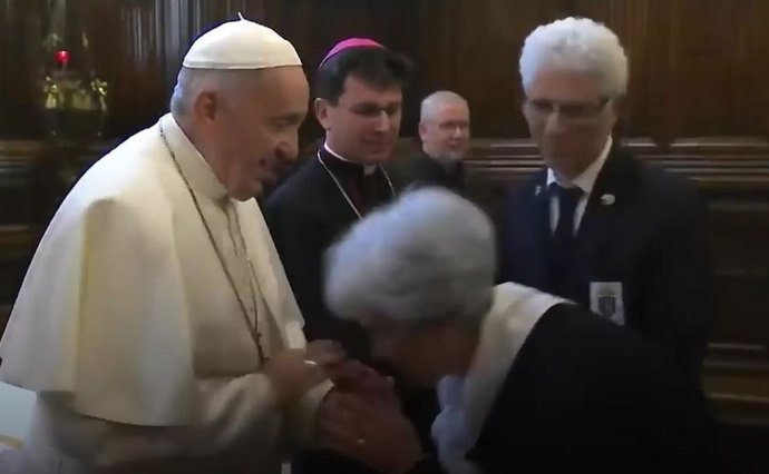 ¿Por qué el papa Francisco no deja que le besen su anillo?