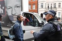 Ecuador denuncia amenazas contra varias de sus embajadas, entre ellas la de Madrid, tras retirarle el asilo a Assange