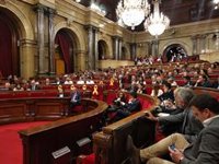 El Parlament demana al Govern i a la Generalitat condemnar els "abusos" del colonialisme