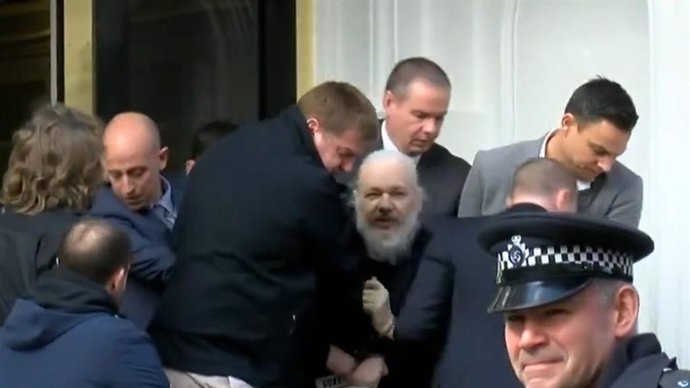 Este es el momento de la detención de Julian Assange en la Embajada de Ecuador en Londres