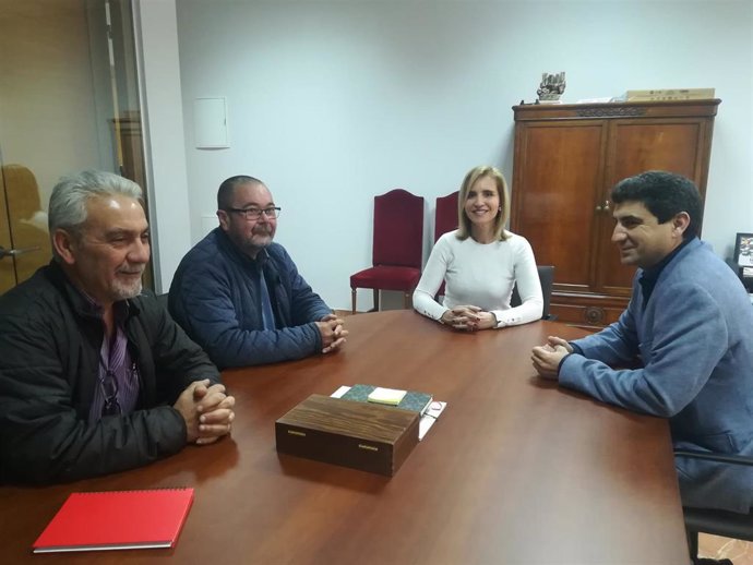 Huelva.- CCOO aborda con la subdelegada supuestos incumplimientos del convenio en la campaña de frutos rojos