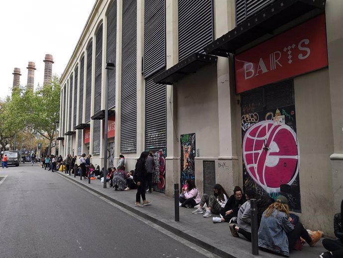 Més d'un centenar de fans d'Alfred esperen en el carrer al concert en Barts