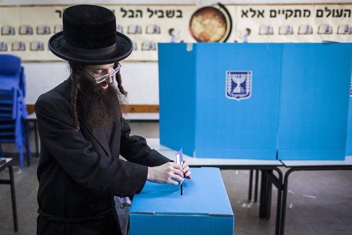 Israel.- Los sondeos a pie de urna dibujan un escenario abierto sin ganador claro tras las generales en Israel
