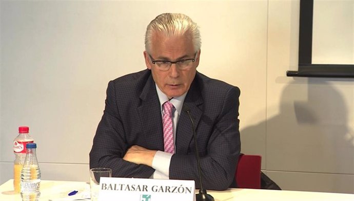 L'exjutge Garzón considera que "haur de permetre's" a Puigdemont recollir la seva acta d'eurodiputat