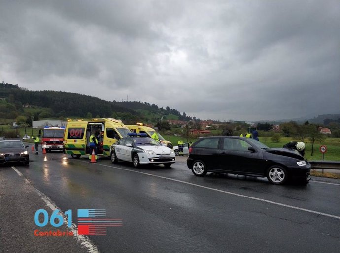 Evacuados a Valdecilla cuatro heridos al colisionar tres coches en Parbayón