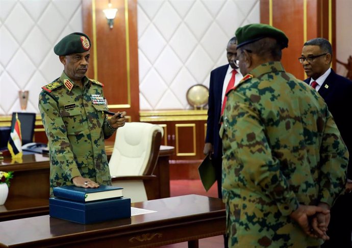 Sudán.- El ministro de Defensa jura el cargo como presidente del Consejo Militar