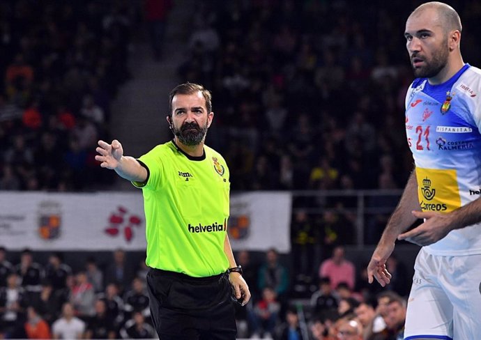Joan Cañellas, en un partido con la selección española de balonmano.