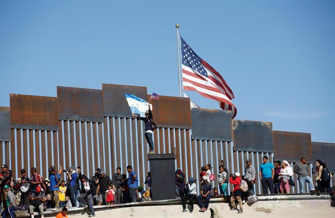 ¿Puede Trump cerrar la frontera sur con México para detener la inmigración ilegal?