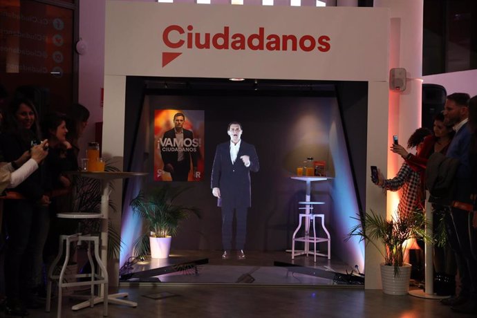 VÍDEO:28A.- El holograma de Rivera pide el voto desde Pedraza (Segovia) como un 