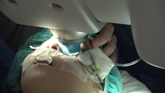 El Hospital Clínico de Zaragoza implanta una nueva técnica quirúrgica para tratar las cataratas en niños