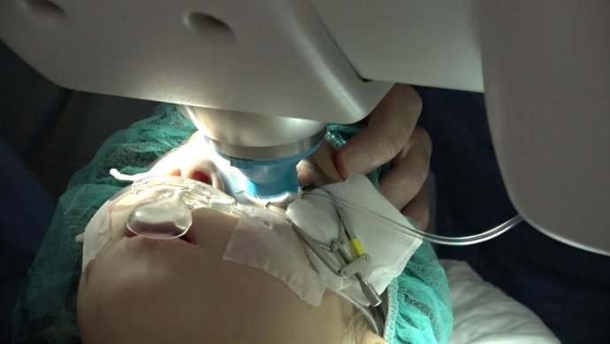 El Hospital Clínico de Zaragoza implanta una nueva técnica quirúrgica para tratar las cataratas en niños