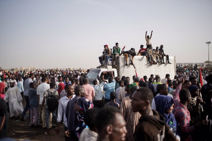 Sudán.- Trece manifestantes muertos en Sudán por disparos del régimen el día del golpe de Estado contra Al Bashir
