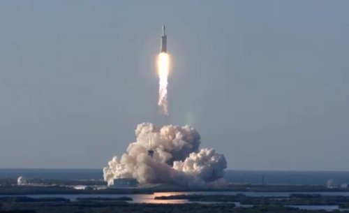 Éxito en la primera misión del cohete Falcon Heavy de Space X