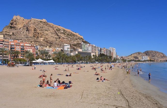 Turismo.- Alicante pone en marcha un operativo especial de salvamento y socorrismo ante el puente de San José