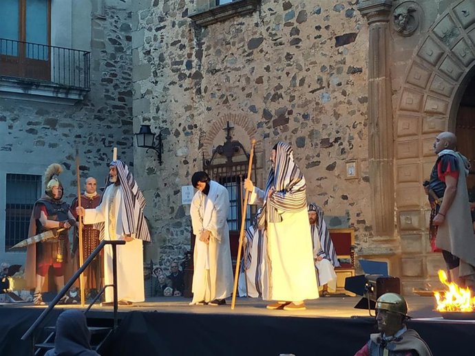 Turismo.- Unas 10.000 personas presenciaron la Pasión Viviente de Cáceres por las calles del casco antiguo