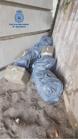 La Policía Nacional encuentra 240 kilos de hachís tapados con una lona en la playa del centro de Ceuta