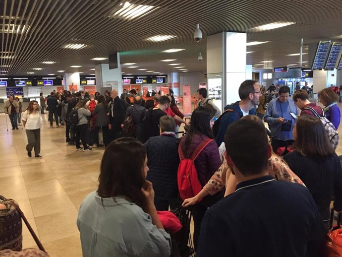 Colas de una hora en Barajas para pasar los controles de seguridad del aeropuerto por huelga de los trabajadores