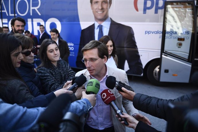 Representantes del PP de Madrid inauguran las  'caravanas populares', los autobuses de campaña del Partido Popular, frente al Wizink Center