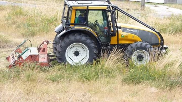 Tractor desbrozando una finca