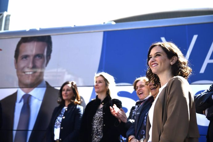 Representantes del PP de Madrid inauguran las  'caravanas populares', los autobuses de campaña del Partido Popular, frente al Wizink Center