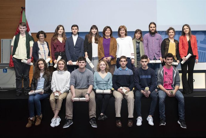 Una quincena de estudiantes reciben en Vitoria los Premios Extraordinarios de Bachillerato