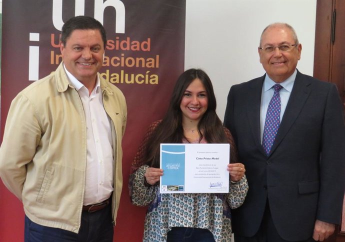 Huelva.- La Cátedra Fundación Atlantic Copper entrega una beca a una alumna del máster de Comunicación de la UNIA