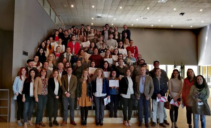 Sevilla.- Un total de 179 jóvenes de Alcalá se han formado a través del programa Apolo Joven y 84 han conseguido empleo
