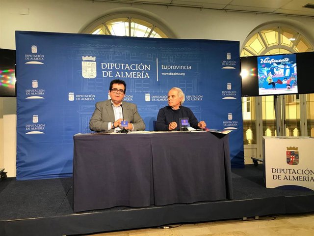 El diputado de Cultura y el alcalde de Velefique presentan 'Veleficuento'.