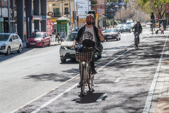 Valencia.- Abiertos a la circulación los carriles bici de Manuel Candela-Tomás Montañana y Avenida de la Constitución
