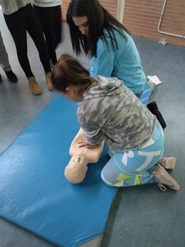 Córdoba.- Alumnos y profesores de secundaria aprenden técnicas básicas de reanimación cardiopulmonar y primeros auxilios