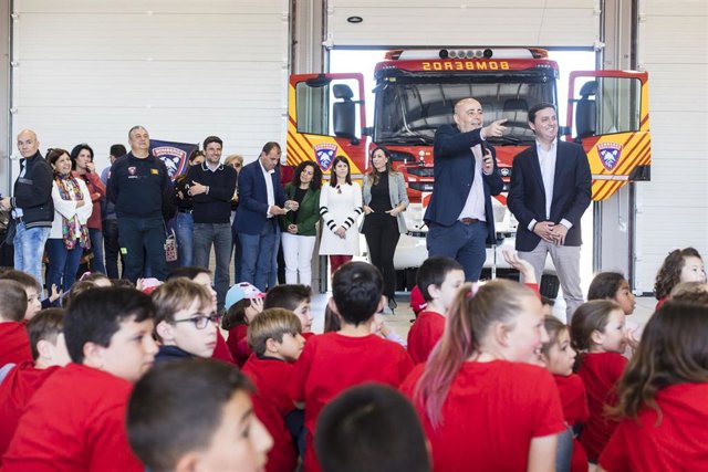 Javier A. García, en el parque de bomberos con un grupo de escolares.