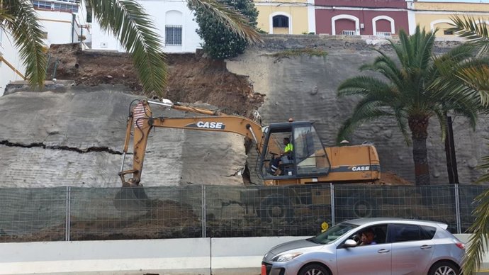 Comienzan los trabajos para asegurar el muro que se desprendió en Las Palmas de Gran Canaria