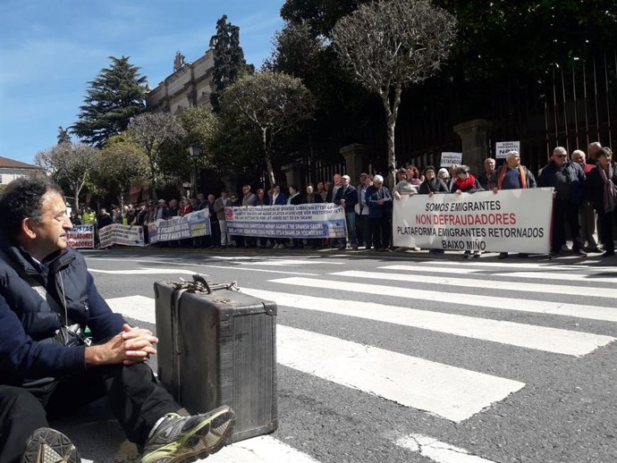 Emigrantes retornados protestan ante el Parlamento de Galicia en contra de la "discriminación" a sus pensiones