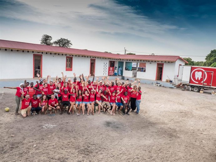 Dentistas Sobre Ruedas gana la beca de viaje de APIB para que un periodista balear cubra su labor solidaria en Senegal