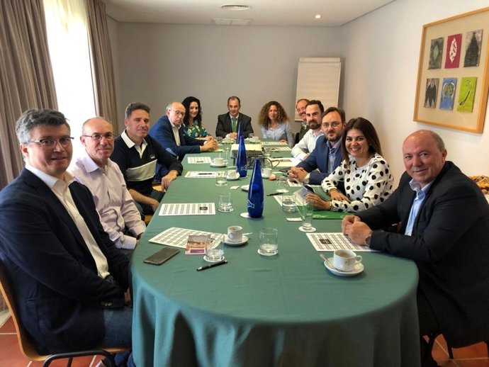 Málaga.-Delegada de Turismo se reúne en Nerja con empresarios del sector para impulsar medidas que rompan estacionalidad