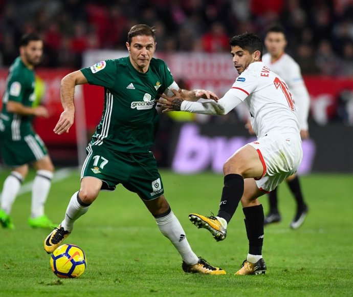 Joaquín (Betis) y Banega (Sevilla)