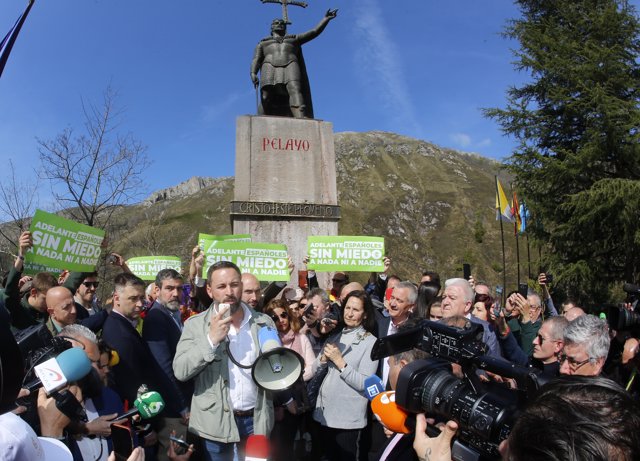 El candidato de Vox a la presidencia del Gobierno de España, Santiago Abascal, realiza una ofrenda floral a La Santina, en la Ermita de la Virgen de Covadonga 