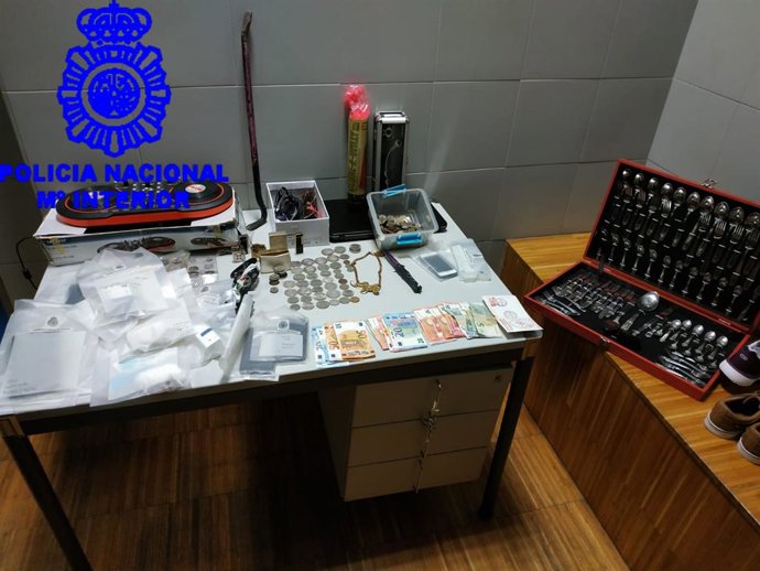 Detienen en Vigo al dueño de un bar y su 'lugarteniente' por tráfico de drogas y les intervienen 800 dosis de cocaína