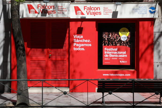 El PP abre 'Falcon Viajes' al lado de la sede del PSOE en Ferraz para denunciar el uso de Sánchez del avión oficial