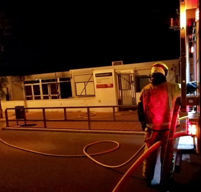 Alicante.- Sucesos.- El CEIP Dama de Guardamar sufre un incendio y tendrá que reubicar a 287 alumnos