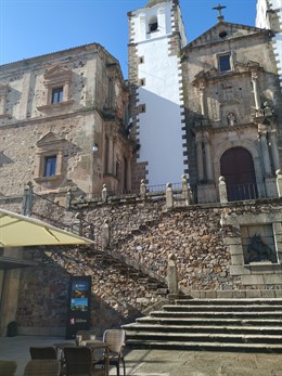 Las pantallas de información turística de Cáceres ya están instaladas y funcionando