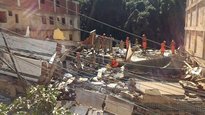 Dos muertos y 17 desaparecidos por el derrumbe de dos edificios en una favela en Brasil