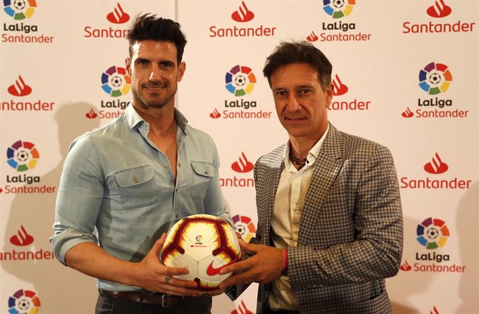 Los exfutbolistas Aitor Ocio y Alfonso Pérez, en una edición de las 'Santander Talks'.