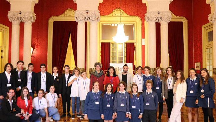 La Sala de las Cariátides del Parlament reúne a estudiantes de ESO y Bachillerato en una jornada de debate