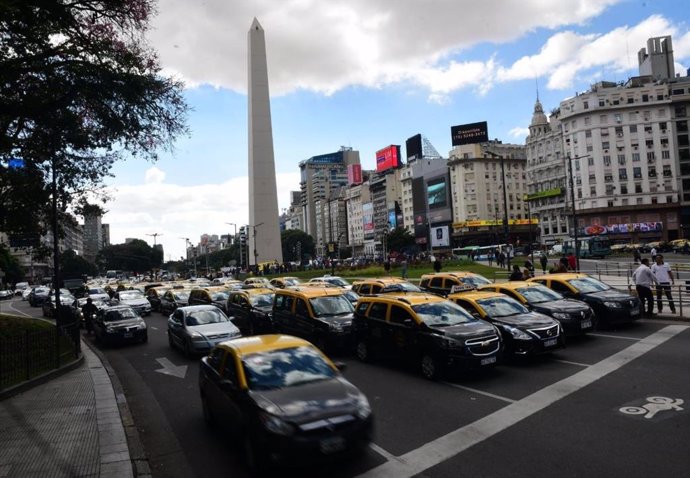 Multitud de taxistas protestan contra Uber en el Obelisco de Buenos Aires