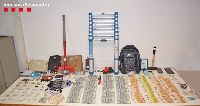 Successos.- A presó tres detinguts per vuit robatoris en habitatges prop de Barcelona i Girona